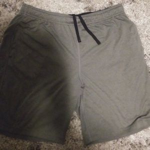 MEN'S NIKE GRAY ATHLETIC SHORTS. SIZE (L)